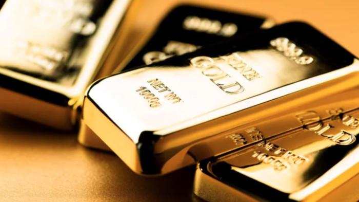 EMAS -- Harga emas dunia melonjak tajam dan sempat mencetak rekor baru. Ketidakpastian global, tekanan dolar AS, dan aksi beli besar-besaran jadi pemicunya.