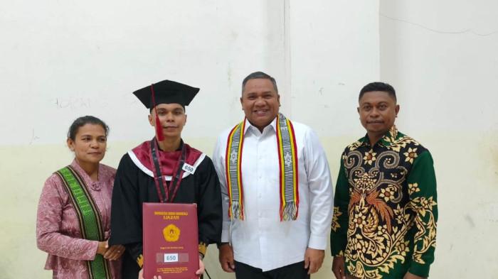 WISUDA UNG - Eduart Wolok bersama penerima beasiswa, Salvarinho Da Costa Ruing Binsasi, dan orang tuanya usai prosesi Wisuda ke-59 Universitas Negeri Gorontalo -  Rektor beri beasiswa penuh hingga Apoteker kepada wisudawan asal Timor Leste demi masa depan bangsanya.
