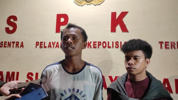 LAPOR POLISI — Elfin, kakak Jeksen saat diwawancarai wartawan di Polda Gorontalo, Senin (22/9/2025) malam. Keluarga Jeksen melayangkan laporan ke SPKT Polda Gorontalo atas dugaan tindakan kekerasan.