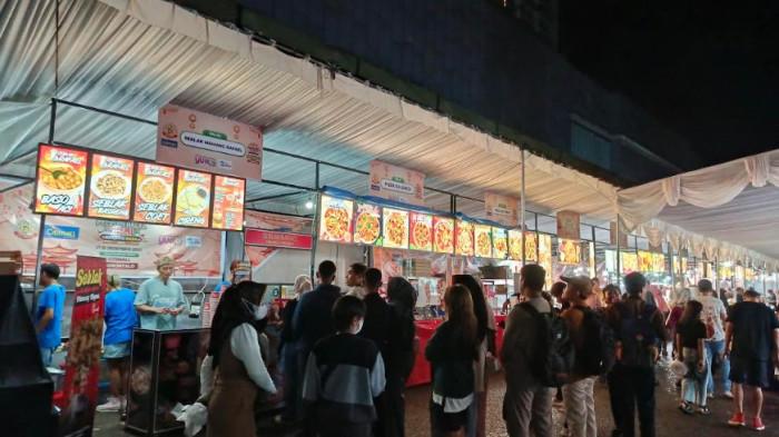 FESTIVALKULINER--Suasana Festival Kuliner Jakarta Pecinan Halal yang digelar di pelataran Citimall Gorontalo, Jumat (19/12/2025). Sumber foto: TribunGorontalo.com/Jefri Potabuga.