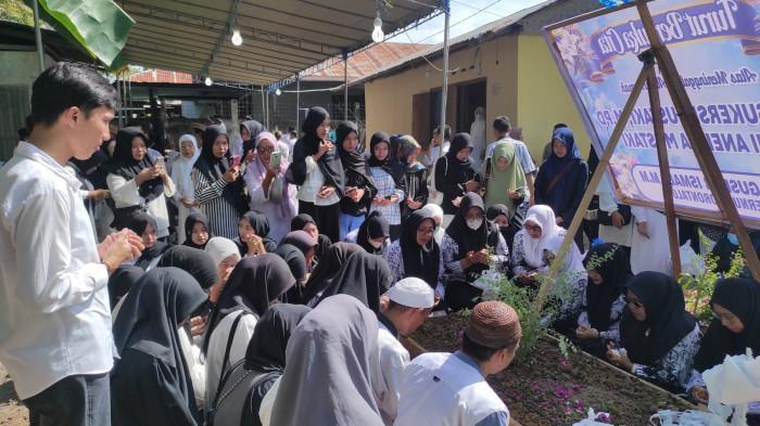 PEMAKAMAN JENAZAH - Guru dan siswa SMA Negeri 5 Gorontalo saat mengirimkan doa untuk almarhumah, Yessi Sukersi Mustaki, Minggu (15/3/2026). Simak fakta-fakta seputar kecelakaan maut yang menewaskan Fanni dan Yessi.