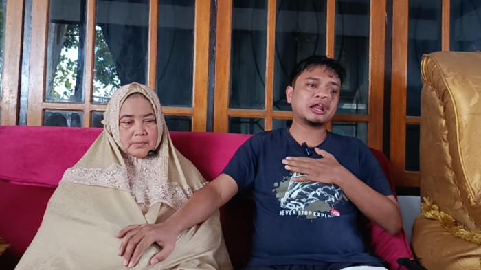 KECELAKAAN MAUT — Farida Walangadi (ibu Fanny Anelsia Mustaki) bersama Reza Mustaki (adik Fanny) saat diwawancarai wartawan pada Selasa (17/3/2026). (Sumber foto: TribunGorontalo.com/Jefri Potabuga)