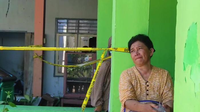 SEDIH -- Fatma Lasanudin (55) tengah bersedih lantaran rumahnya terbakar diduga anak kost masak pake kompor listrik.