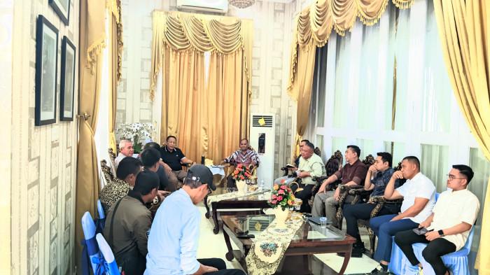 PENAMBANG POHUWATO -- Forum penambang dari Pohuwato saat audiensi dengan Gubernur Gorontalo, Gusnar Ismail, Senin (16/2/2026). Forum Penambang Pohuwato meminta perhatian gubernur terkait laporan terhadap penambang