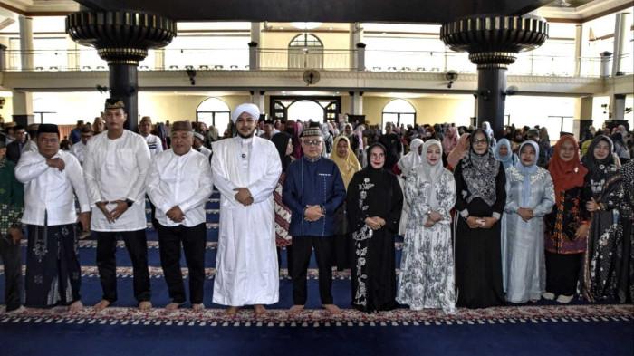 HALAL BIHALAL -- Foto Bupati Gorontalo Sofyan Puhi, Wakil Bupati Tonny Junus, Sekda Sugondo Makmur, Ustaz Salim Aljufri beserta jajaran Pemkab Gorontalo, Jumat (6/2/2026). Pemerintah Kabupaten Gorontalo menggelar acara halal bihalal di Masjid Agung Baitturrahman Limboto. (Sumber Foto: Humas Pemkab Gorontalo)