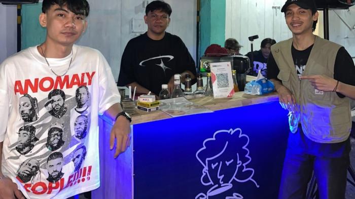 KOPI JALANAN — Foto Reinaldi Moputi, Dicky Erlangga Putra Kalapati, dan Rahmad Aditya R. Doda. Tiga pemuda merintis Kala Coffee.