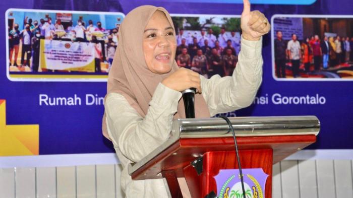 PELANTIKAN PEJABAT -- Foto Sri Wahyuni Dg Matona. Gubernur Gorontalo, Gusnar Ismail, resmi melantik Sri Wahyuni Dg Matona sebagai Kepala DPMPTSP Provinsi Gorontalo. (Hand Over)