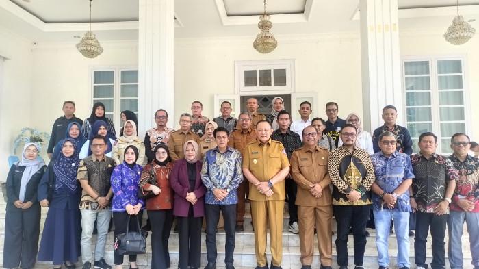 KERJA SAMA -- Foto bersama Gubernur Gorontalo Gusnar Ismail bersama rombongan Bupati Parigi Moutong, Sulawesi Tengah. Pertemuan membahas kolaborasi dan kerja sama pada sektor pertanian, peternakan dan pendidikan. (Sumber: TribunGorontalo.com/Herjianto Tangahu)