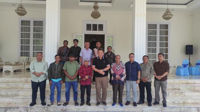 AUDIENSI PENAMBANG -- Foto bersama Gubernur Gorontalo Gusnar Ismail dengan Forum Penambang Pohuwato di Rudis Gubernur, Senin (16/2/2026). Forum Penambang meminta bantuan pemerintah provinsi terkait permasalahan yang dialami para penambang.