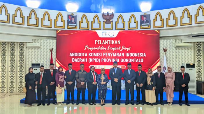 Foto bersama Gubernur dan Anggota KPID