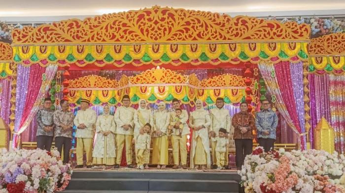 Foto bersama para pejabat daerah di acara khitanan cucu Rusli Habibie