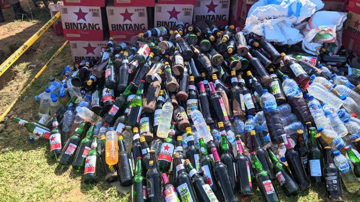 PEMUSNAHAN MIRAS -- Foto botol-botol miras berserakan. Pemerintah Kota Gorontalo memusnahkan ratusan botol miras.