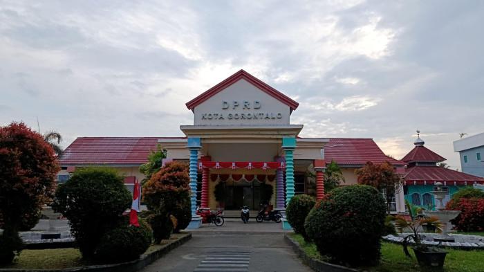 PROLEGDA 2026 -- Foto kantor DPRD Kota Gorontalo, Jl. Prof. Dr. Jhon Ario Katili, Kelurahan Paguyuman, Kecamatan Kota Tengah, Kota Gorontalo. DPRD Kota Gorontalo fokus pada tiga sektor utama dalam Prolegda 2026. (Sumber foto: TribunGorontalo.com/Jefri Potabuga)
