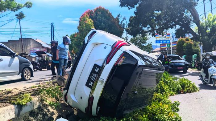 MOBIL TERJUNGKAL -- Foto mobil Toyota Fortuner GR Sport. Insiden kecelakaan tunggal terjadi di Jalan Pangeran Hidayat, Kota Gorontalo, Minggu (15/2/2026).