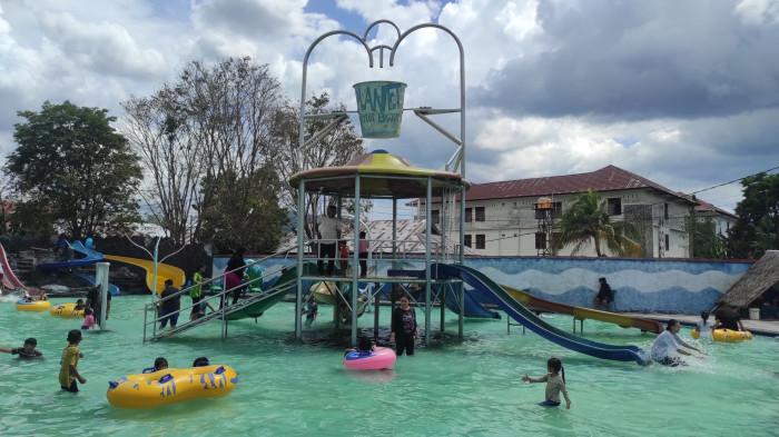 PLANET WATERBOOM - Foto pengunjung di permandian Planet Waterboom Gorontalo, Minggu (28/12/2025). Planet Waterboom dipadati wisatawan.