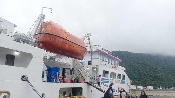KAPAL PELNI - Foto penumpang di Pelabuhan Pelni Gorontalo, Jumat (21/3/2025). 