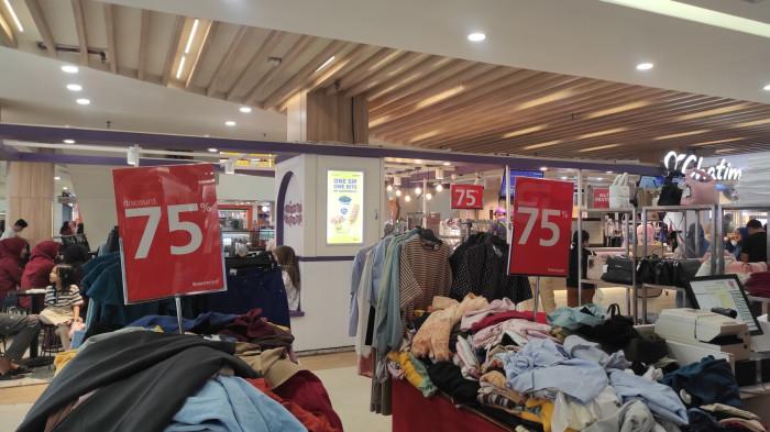 PROMO AKHIR TAHUN -- Foto diskon pakaian di Citimall Gorontalo. Promo akhir tahun membanjiri Citimall Gorontalo.