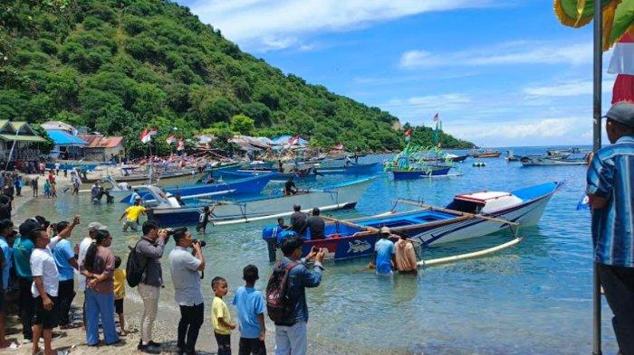 GEBYAR KETUPAT - Suasana lomba gebyar ketupat di Ololalo, Leato Selatan Kota Gorontalo, Senin (07/4/2025). Tampaknya perahu hias dan racing bahari memeriahkan gebyar ketupat di Kota Gorontalo. Foto (Arianto Panambang).