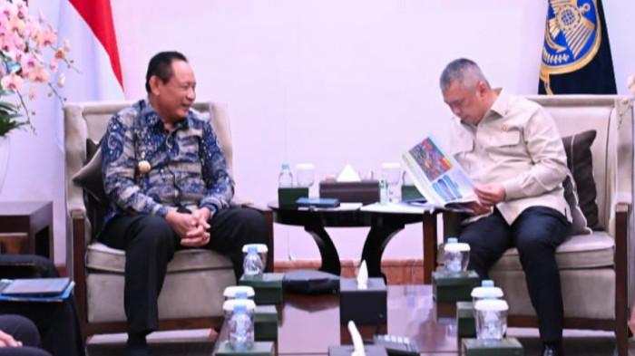 GUBERNUR -- Gubernur Gusnar Ismai menemui Menhub Dudy Purwagandhi yang didampingi Direktur Jenderal Perhubungan Laut di Jakarta, Selasa (3/2/2026).