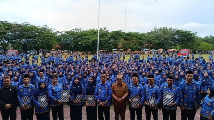 GAJI PPPK — Foto bersama Bupati dan Wakil Bupati Bone Bolango dengan para PPPK Paruh Waktu. Gaji guru dan tenaga pendidikan belum terbayarkan.