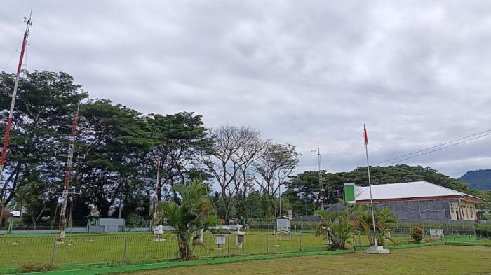 MUSIM HUJAN -- Kondisi cuaca di Kantor BMKG Provinsi Gorontlao. BMKG Klimatologi Gorontalo predikisi musim hujan masuk dari Agustus hingga Desember-Januari 2025, Selasa (7/10/2025). Sumber foto: TribunGorontalo.com/Jefri Potabuga.