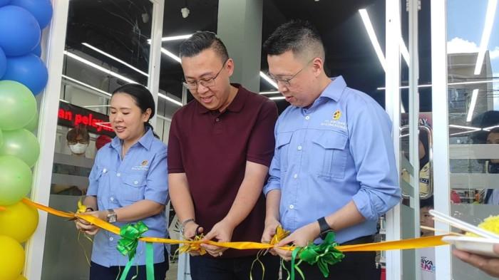 GRAND OPENING — Suasana pengguntingan pita menandai Grand Opening Toko Bintang Gorontalo, Jumat (19/12/2025). Manajer Toko Bintang Gorontalo, Bustamin Kamaru, menyampaikan apresiasi kepada masyarakat yang hadir.