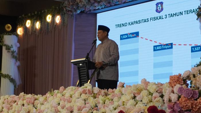 REFLEKSI KEPEMIMPINAN — Gubernur Gorontalo, Gusnar Ismail, saat memberikan pidato di acara Refleksi 1 Tahun Kepemimpinan, Selasa (24/2/2026) malam. Pemprov memberikan sejumlah bantuan.