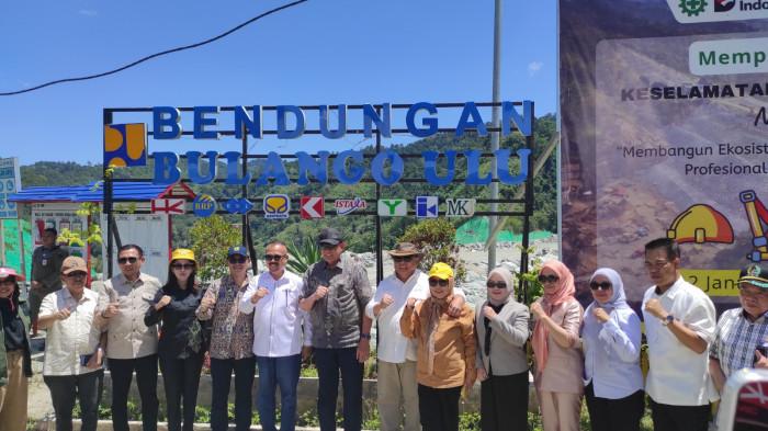 Gubernur Gorontalo Gusnar Ismail, bersama Wakil Gubernur Idah Syahidah fffff