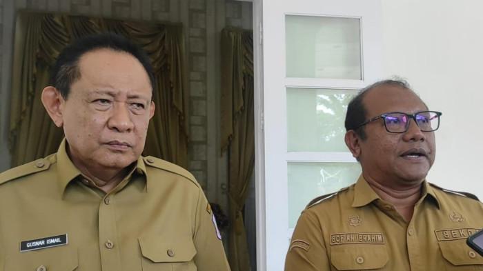 POLEMIK GHM -- Gubernur Gorontalo, Gusnar Ismail dan Sekda Provinsi Gorontalo, Sofian Ibrahim saat memberikan keterangan, Selasa (25/11/2025). Pemprov Gorontalo menindaklanjuti rekomendasi penonaktifan Daniel Ibrahim.