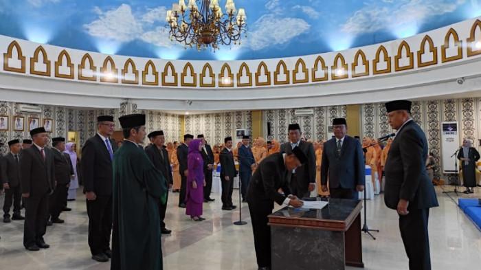 MUTASI JABATAN - Gubernur Gorontalo, Gusnar Ismail, melantik 25 pejabat pimpinan tinggi pratama di Ruang Dulohupa, Kantor Gubernur Gorontalo, Jalan Sapta Marga, Kelurahan Botu, Kecamatan Dumbo Raya, Kota Gorontalo, Senin (12/1/2025). 