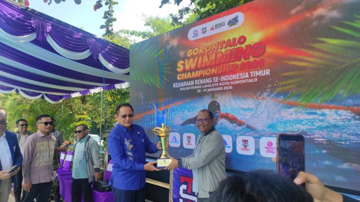 SWIMMING CHAMPIONSHIP -- Gubernur Gorontalo, Gusnar Ismail, saat menyerahkan piala bergilir. Para atlet renang dari berbagai daerah di kawasan Timur Indonesia berlaga dalam Gorontalo Swimming Championship 2026 di Kolam Renang Lahilote, Kota Gorontalo, Kamis (29/1/2026).
