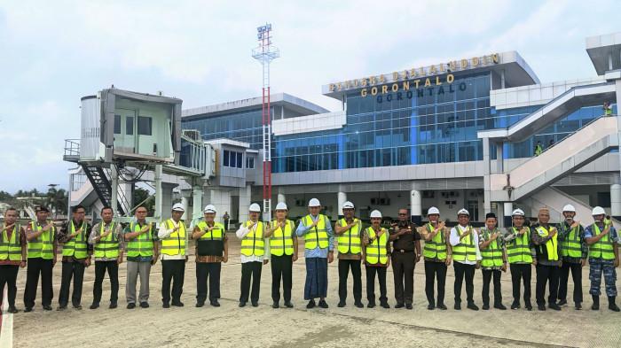 GROUNDBREAKING -- Gubernur Gorontalo Gusnar Ismail dan Forkopimda saat melakukan pemecahan kendi untuk groundbreaking perluasan apron dan pembangunan taxiway di Bandara Djalaluddin Gorontalo, Jumat (20/2/2026). 