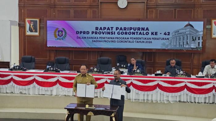 PARIPURNA -- Gubernur Gorontalo Gusnar Ismail dan Ketua DPRD Provinsi Gorontalo Thomas Mopili  tandatangani berita acara kesepakatan 15 Propemperda tahun 2026.
 