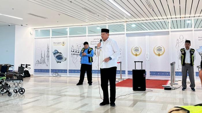 Gubernur Gusnar Ismail memberikan sambutan pemberangkatan JCH Kloter 30 ddddd