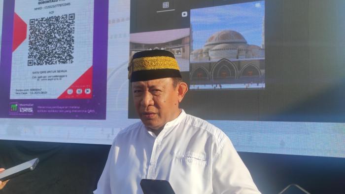 HUT GUSNAR -- Gubernur Gorontalo, Gusnar Ismail saat diwawancarai TribunGorontalo.com usai salat Jumat di Masjid Baiturrahmim, Kota Gorontalo, Jumat (12/12/2025). Gusnar Ismail hari ini tepat berusia 66 tahun.
