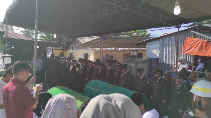UPACARA PELEPASAN JENAZAH — Suasana rumah duka kakak beradik korban kecelakaan maut di Jalan Pangeran Hidayat, Kelurahan Wongkaditi Barat, Kota Gorontalo, Minggu (15/3/2026). Gubernur Gorontalo, Gusnar Ismail menjadi Inspektur Upacara Pelepasan Jenazah.