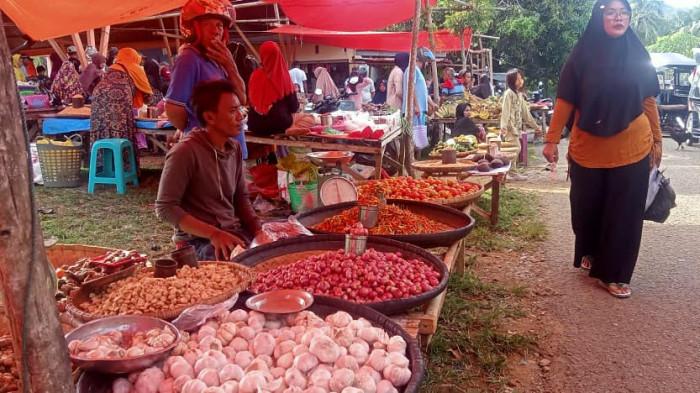 HARGA BAHAN POKOK - Suasana pasar, beberapa Komoditi berupa tomat dan cabai dan bawang di Pasar Jumat Gorontalo Utara, Jumat (5/9/2025).