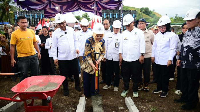 HILIRISASI -- Ground breaking Program Nasional Hilirisasi Ayam Terintegrasi dilakukan oleh Wakil Gubernur Gorontalo Idah Syahidah Rusli Habibie, Jumat (6/2/2026). Idah ditemani Direktur Komersial ID FOOD Dwi Sutoro serta Direktur Kesehatan Hewan Direktorat Jenderal Peternakan dan Kesehatan Hewan (PKH) Kementerian Pertanian, drh. Hendra Wibawa.