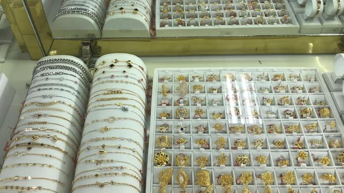 UPDATE HARGA EMAS — Perhiasan emas dipajang di salah satu etalase toko emas. Harga emas hari ini, Selasa (10/2/2026), terpantau mengalami kenaikan, baik emas Antam maupun harga buyback yang ikut menguat.