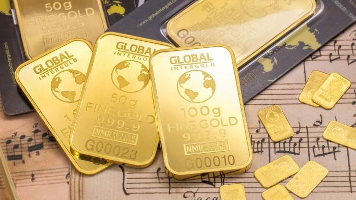 HARGA EMAS HARI INI - Ilustrasi emas antam - Harga emas Antam kompak turun di Hari Natal 2025. Buyback ikut melemah, cek rincian harga dan pajaknya di sini!