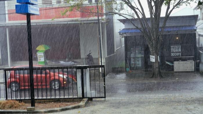PERINGATAN DINI -- Hujan deras di depan Kantor TribunGorontalo.com, Jl Jaksa Agung Suprapto, Kota Gorontalo, Provinsi Gorontalo, Selasa (20/1/2026). Simak peringatan dini cuaca di wilayah Provinsi Gorontalo hari ini.