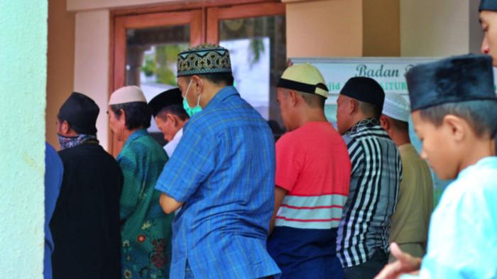 IDUL FITRI -- Salat di Masjid Baiturrahman Kota Gorontalo, Provinsi Gorontalo. FOTO: Wawan Akuba