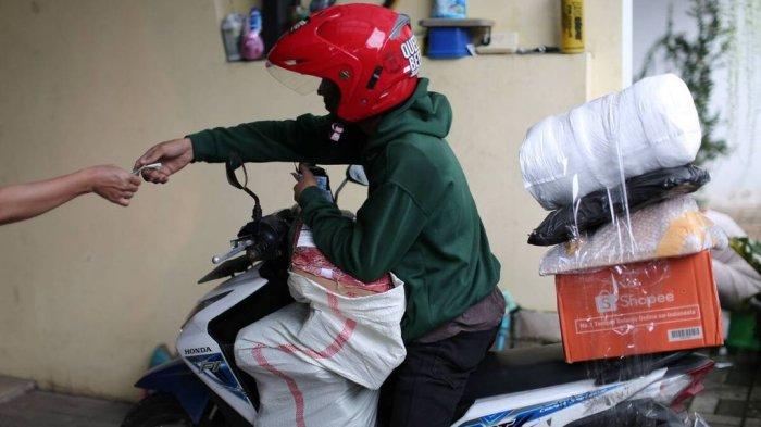 ILUSTRASI -- Seorang kurir perusahaan expedisi.
