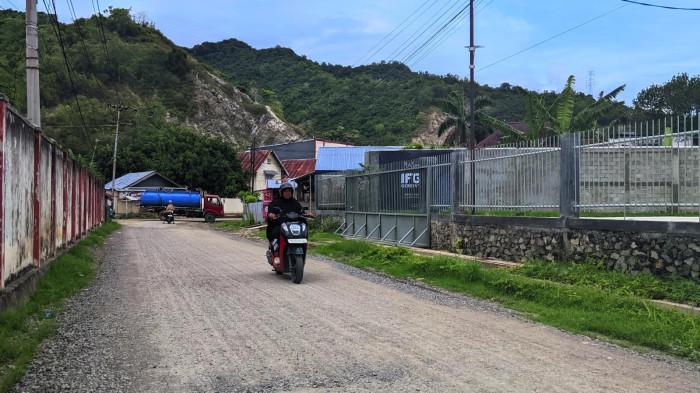 INFRASTRUKTUR -- Jalan Mawar di Kelurahan Tenda, Kecamatan Hulonthalangi, Kota Gorontalo, Provinsi Gorontalo mulai diperbaiki, Rabu (17/9/2025). Warga lega, jalan rusak 20 tahun di Gorontalo kini tersentuh pembangunan.