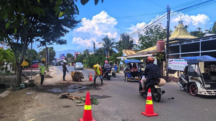 INFRASTRUKTUR -- Kondisi Jalan Madura, Kelurahan Liluwo, Kecamatan Kota Tengah, Kota Gorontalo, Provinsi Gorontalo dalam proses perbaikan, Jumat (7/11/2025).
