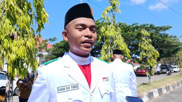 HUT RI -- Ilham Yunus, anggota Paskibraka Kabupaten Gorontalo Utara. Ilham terharu berhasil mengibarkan Sang Saka Merah Putih di Kantor Bupati Gorontalo Utara pada Minggu (17/8/2025).