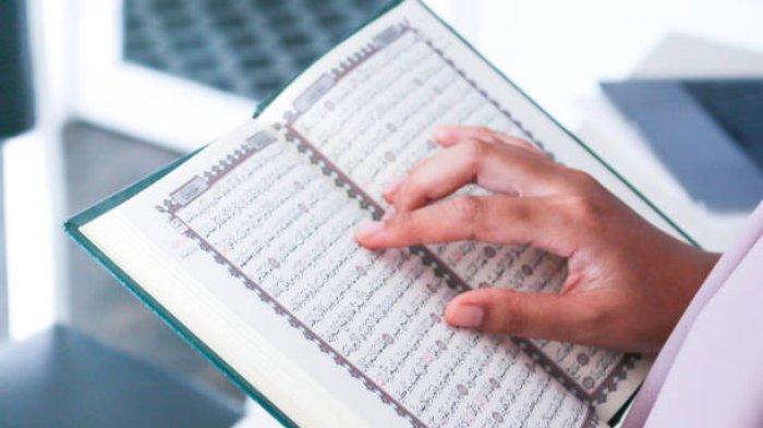 Ilustrasi - Seorang muslim membaca Al Quran, Surah Al-Zalzalah.