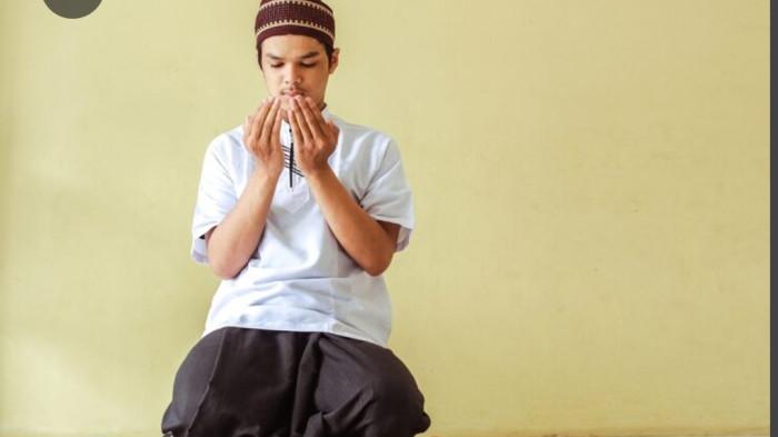 DOA RAMADAN — Ilustrasi muslim berdoa. Simak bacaan doa Ramadan ke-20. (Sumber: Freepik)