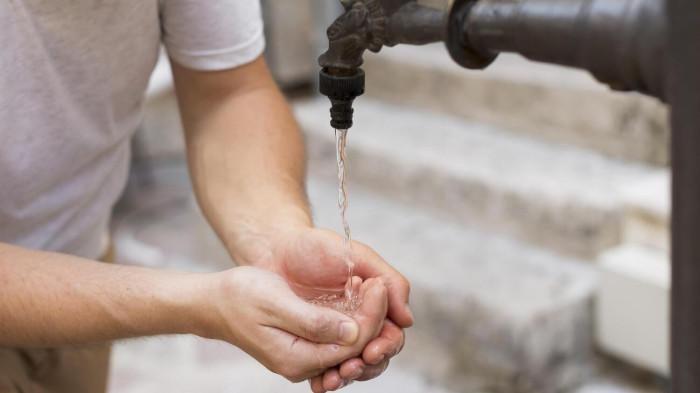 PERBARUI WUDU -- Ilustrasi orang sedang berwudu. Simak dalil dan keutamaan memperbarui wudu.