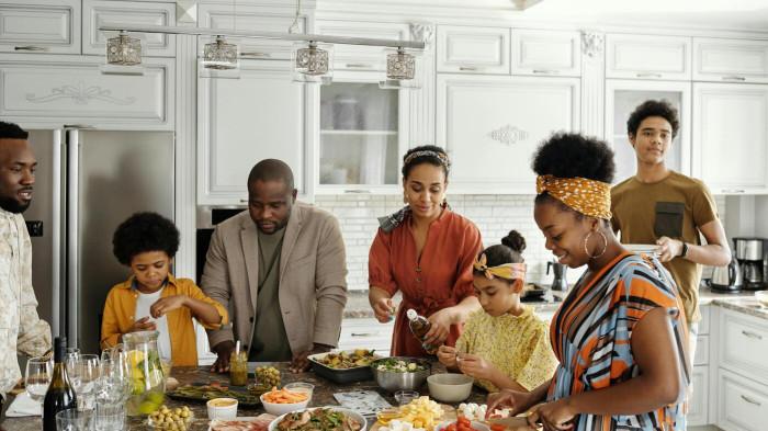 Ilustrasi pasutri makan siang bersama keluarga besar